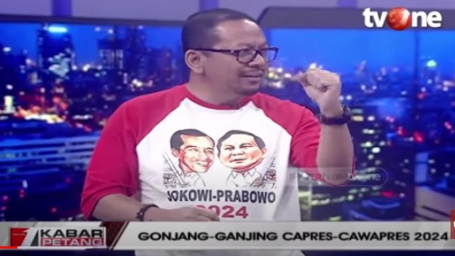 M. Qadari pamer baju Jokowi-Prabowo untuk Pemilu 2024.