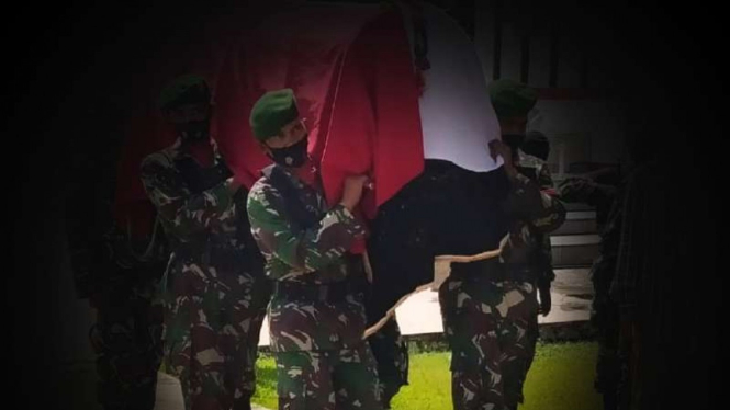 VIVA Militer: Prosesi pemakaman militer Haji Budjang.