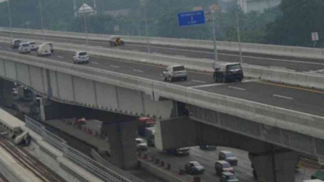  Ilustrasi - Sejumlah kendaraan melintasi ruas Jalan Tol Jakarta-Cikampek Elevated.