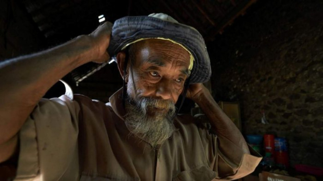 Mbah Sadiman yang kini dianggap sebagai pahlawan lingkungan dikenal selalu menggunakan baju safari dan topi.