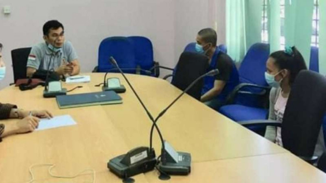 KJRI Kuching melakukan wawancara dengan PMI yang terbebas dari hukuman mati di Depo Imigrasi Bekenu Miri sebelum dideportasi.