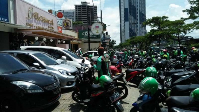 Kerumunan toko kue di Depok