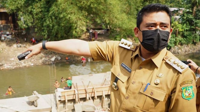 Wali Kota Medan, Bobby Nasution menyetop pekerja buat brojong di pinggir sungai.