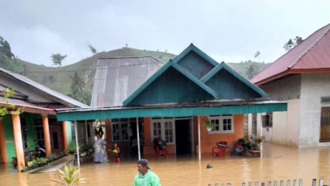 Banjir merendam permukiman dan akses jalan lintas Sulawesi di Desa Bualo dan Didingga, Kecamatan Biau, Kabupaten Gorontalo Utara, Provinsi Gorontalo.