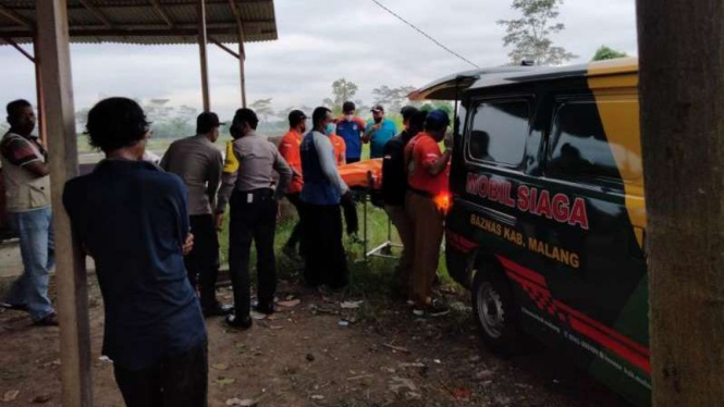 Lokasi penemuan jenazah seorang pemandu lagu karaoke di pinggiran warung.