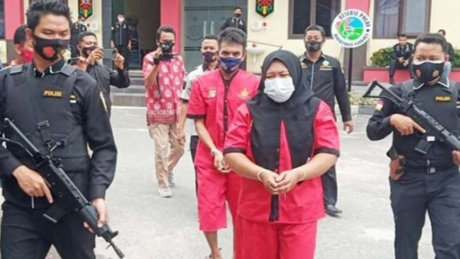 Dua tersangka kepemilikan sabu-sabu seberat 364 gram lebih dari Kabupaten Kotawaringin Timur dan Kapuas digiring saat dihadirkan dalam jumpa pers Markas Polda Kalimantan Tengah di Palangka Raya, Selasa, 23 Maret 2021.