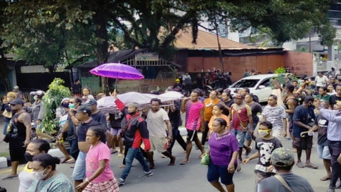 Warga Manokwari turun ke jalan mengarak jenazah korban pembunuhan