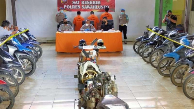 Kepolisian Resor Sawahlunto di Sumatera Barat memperlihatkan para tersangka pencurian kendaraan bermotor dan semua barang buktinya dalam konferensi pers Rabu, 24 Maret 2021.