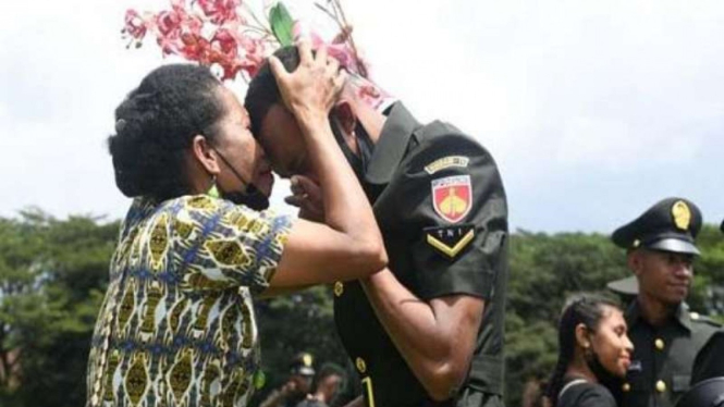 VIVA Militer: Tangis bahagia Ibu Yoana kepada anaknya yang lulus jadi TNI AD