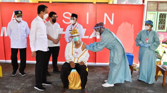 Presiden Jokowi saat tinjau vaksinasi di Kabupaten Halmahera Utara, Maluku Utara. (Foto ilustrasi).