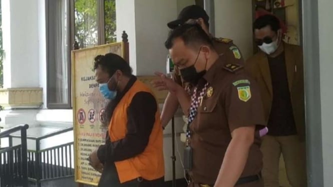 Terdakwa kasus pencabulan berkedok spiritual, I Wayan Mahardika, digiring mobil Terdakwa kasus pencabulan berkedok spiritual, I Wayan Mahardika, digiring mobil tahanan Kejaksaan Negeri Denpasar, Bali, sebelum disidang pada Rabu, 24 Maret 2021.