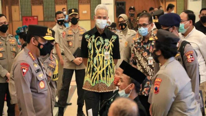 Kapolri Jenderal Listyo Sigit Prabowo meninjau vaksinasi di Semarang