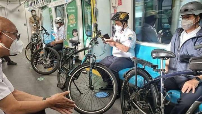 Gubernur DKI Jakarta Anies Baswedan naik MRT membawa sepeda nonlipat.