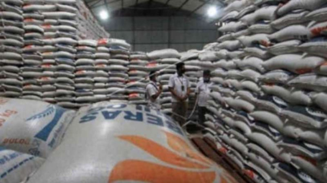 Los empleados de la sucursal de Perum Bulog Indramayu verifican las existencias de arroz importado en el almacén de Bulog Tegalgirang, Bangodua, Indramayu, Java Occidental, el martes 23 de marzo de 2021.