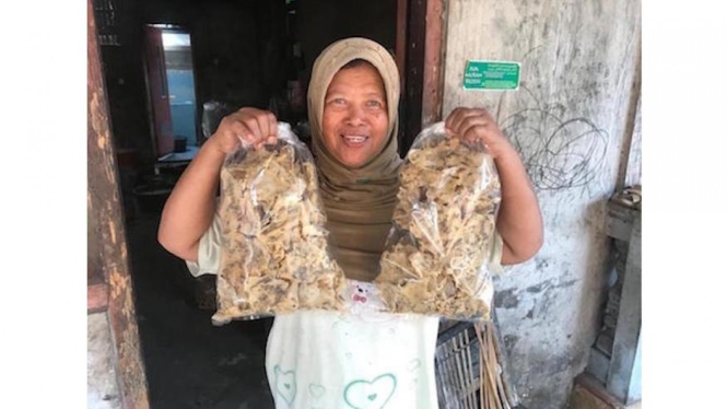 Daroyah menunjukan produksi peyek petho di rumahnya Dusun Mertan Paremono Mungkid Magelang Jawa Tengah.