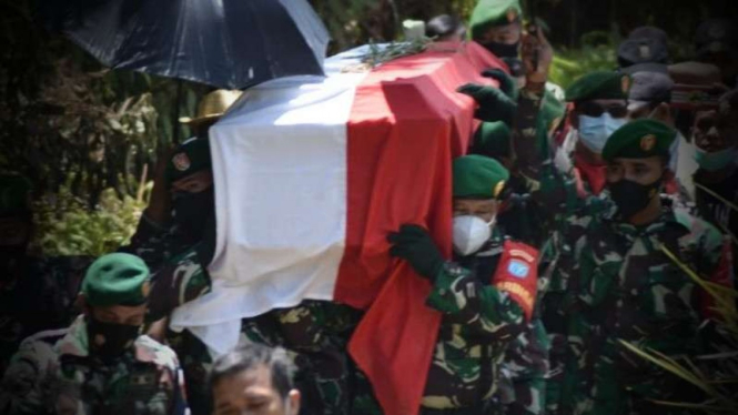 VIVA Militer: Prosesi pemakaman militer Praka Henrikus Adi