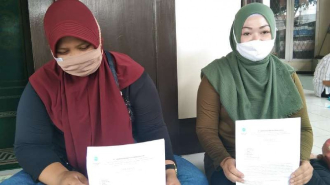 Para ibu karyawan PT MKM menggugat atas kekurangan gaji dan larangan jilbab