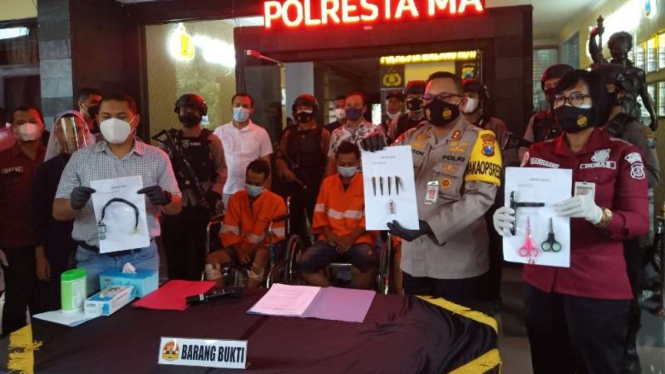 Kepolisian Resor Kota Malang Kota memperlihatkan komplotan pelaku curanmor dan beberapa barang buktinya hasil penangkapan yang dramatis di Exit Tol Leces, Probolinggo, Jawa Timur, Kamis, 25 Maret 2021.