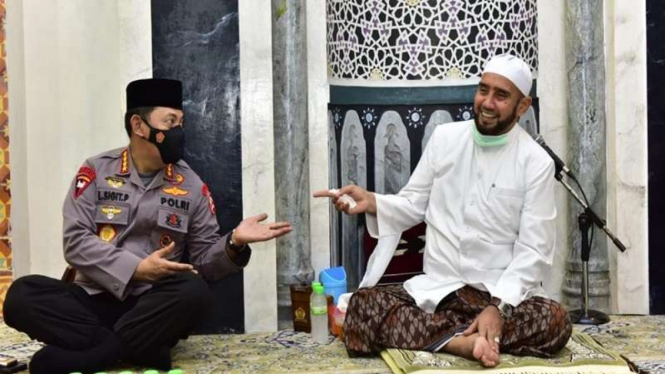 Kapolri Jenderal Listyo bertemu dengan Habib Syech bin Abdul Qodir Assegaf