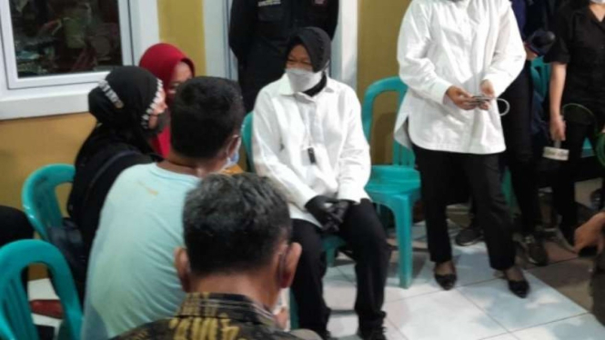 Mensos Tri Rismaharini mengunjungi lokasi kebakaran di Matraman, Jakarta Timur.