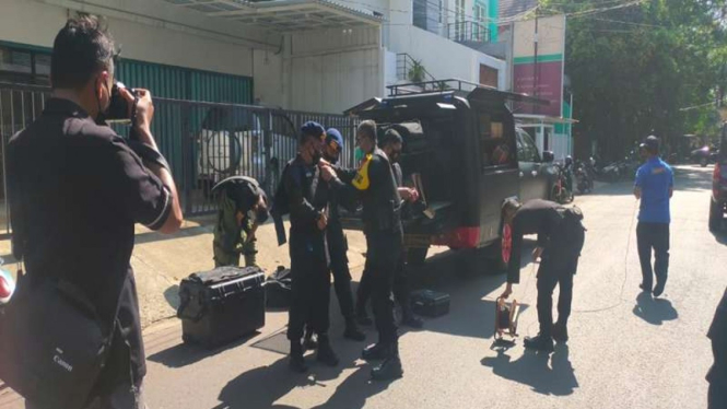 Tim gegana mengecek benda mencurigakan di Cipinang Indah, Jakarta Timur