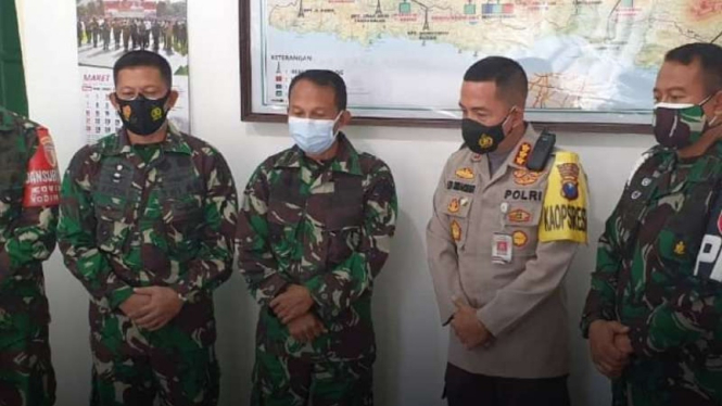 Tangkapan layar video viral permintaan maaf Kepala Polresta Malang Kota dan sejumlah anak buahnya atas penggerebekan salah sasaran terhadap seorang perwira TNI AD di satu kamar hotel di Malang.