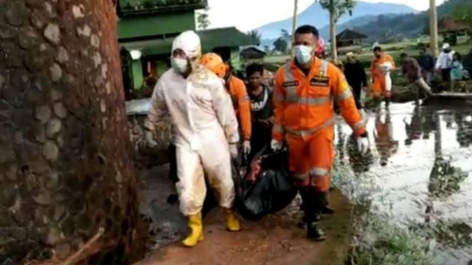 Petugas membawa jasad korban yang tewas diterjang banjir bandang di Desa Citengah, Kecamatan Sumedang Selatan, Kabupaten Sumedang, Jawa Barat, Jumat, 26 Maret 2021.