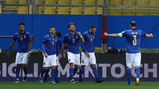 Pemain Timnas Italia merayakan gol ke gawang Irlandia Utara