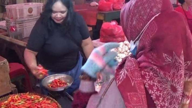 Pedagang cabai di Pasar Cikarang, Kabupaten Bekasi, Jabar.