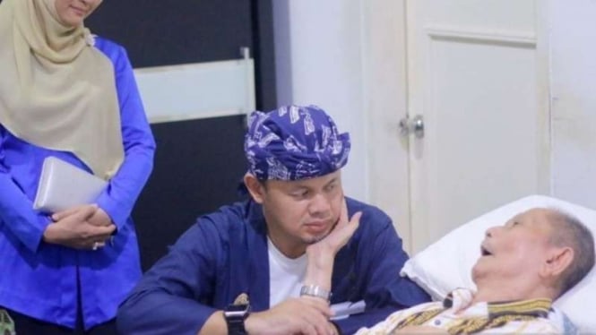 Wali Kota Bogor Bima Arya saat mengunjungi Eddy Gunardi yang sedang sakit di kediamannya, Jalan Bincarung, Heulang, Kota Bogor, pada 2019.