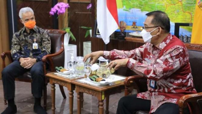 Kepala Kantor Wilayah Kementerian Hukum dan HAM Jawa Tengah A Yuspahruddin (kanan) saat bersama Gubernur Ganjar Pranowo membahas penanganan klaster penularan COVID-19 di Lapas Nusakambangan, di Semarang, Jumat, 26 Maret 2021.