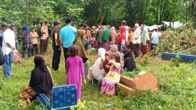 Makam menggembung di Padang Pariaman sebabkan pengunjung datang