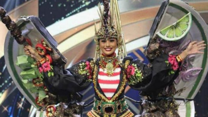 Aurra Kharishma dalam kostum sate Madura di Miss Grand International.