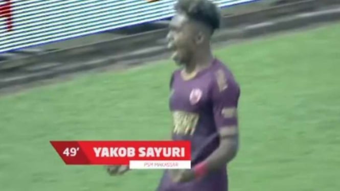 Pemain PSM Makassar, Yakob Sayuri rayakan gol.