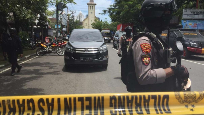 Garis polisi dan aparat berjaga di lokasi bom bunuh diri dekat Gereja Katedral Makassar