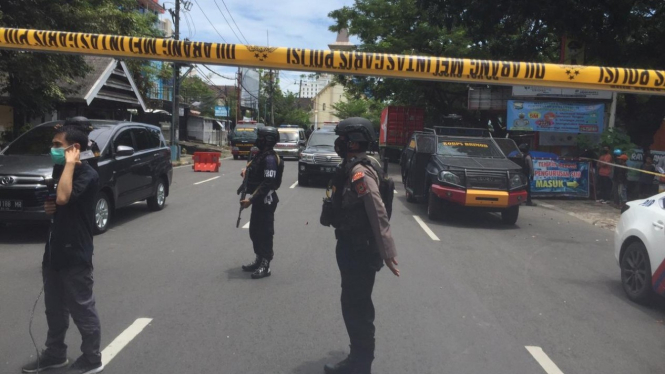 Aparat berjaga di lokasi dekat bom bunuh diri dekat Gereja Katedral Makassar