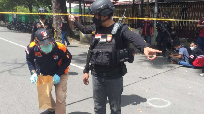 Polisi cek TKP bom bunuh diri Gereja Katedral Makassar