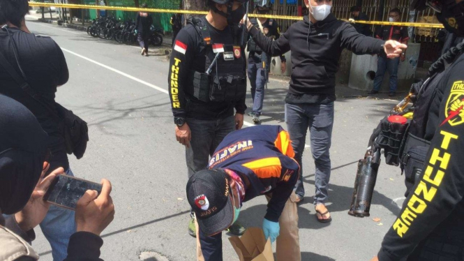 Polisi mengambil sejumlah serpihan bom di Jalan Bontolempangan, Makassar.