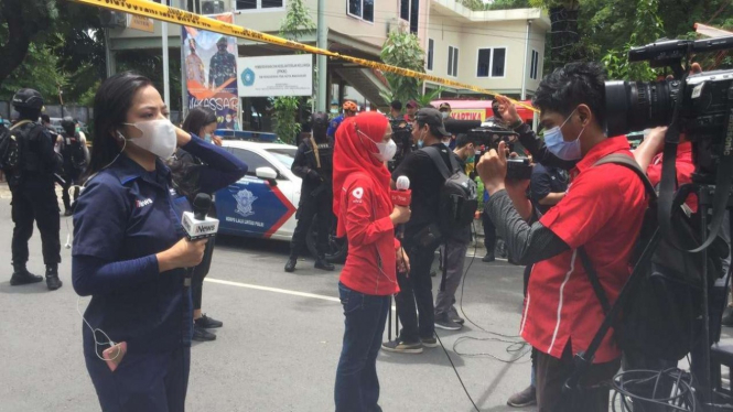 Sejumlah media meliput kejadian ledakan bom di depan Gereja Katedral, Makassar.