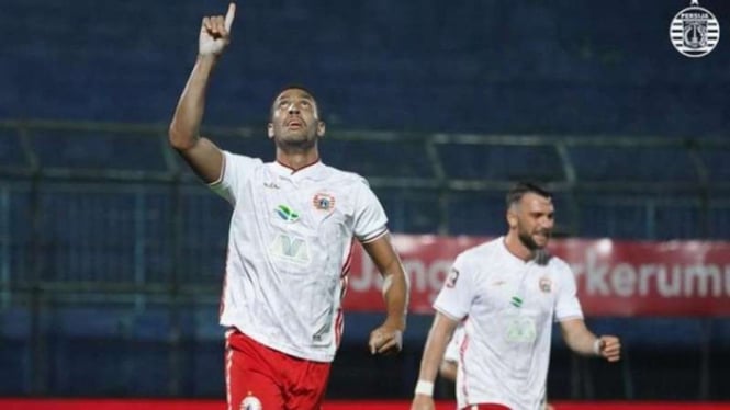 Pemain Persija Jakarta, Yann Motta rayakan gol ke gawang Borneo FC.