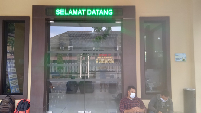 Para jurnalis antar Nurhadi melapor di Markas Polda Jatim di Surabaya.