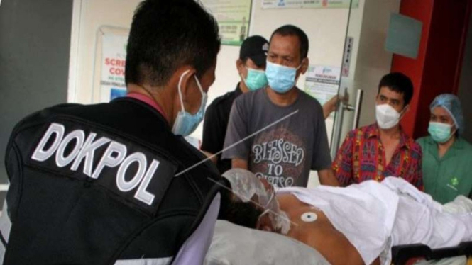 Dokpol Polda Sulsel membawa korban ledakan bom di Makassar ke dalam ambulans