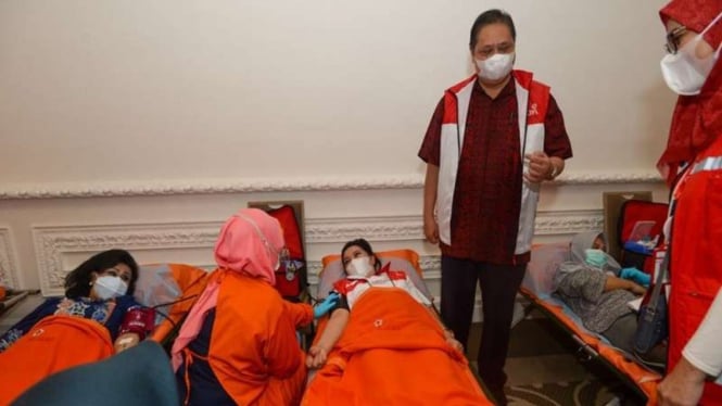 Menko Bidang Perekonomian Airlangga Hartarto meninjau kegiatan donor darah