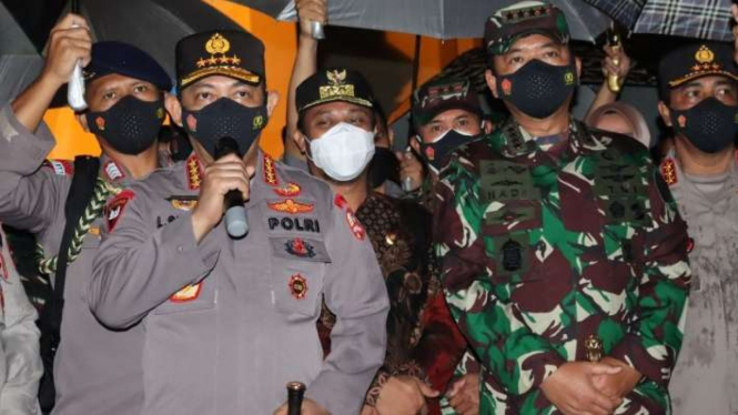 Kapolri Jenderal Listyo Sigit (kiri) dan Panglima TNI saat berkunjung ke Makassar, Sulsel.