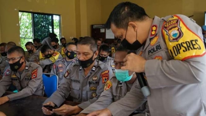 Kepala Kepolisian Resor Maros AKBP Musa Tampubolon berkoordinasi dengan para personelnya untuk mengantisipasi antisipasi kelompok teroris usai insiden ledakan bom bunuh diri di Makassar, Minggu, 28 Maret 2021.
