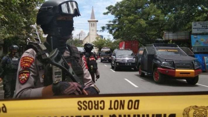 Polisi berjaga di lokasi ledakan bom di depan Gereja Katedral Makassar. (Ilustrasi)