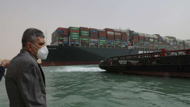 Evakuasi kapal Ever Given yang nyangkut di Terusan Suez