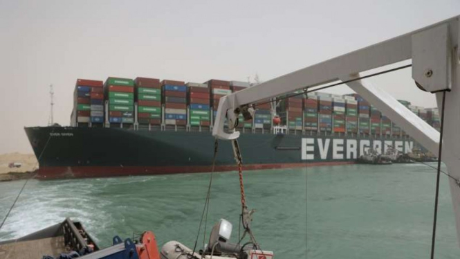 Kapal Ever Given (Evergreen group) tersangkut kanal Terusan Suez