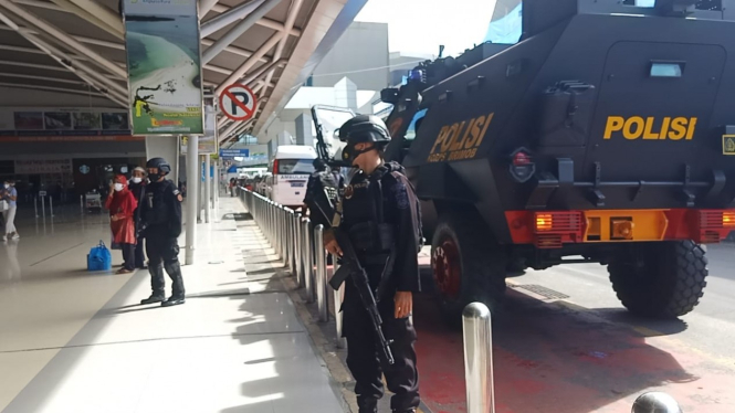 Brimob Polda Sulsel Berjaga di Bandara Internasional Sultan Hasanuddin Makassar