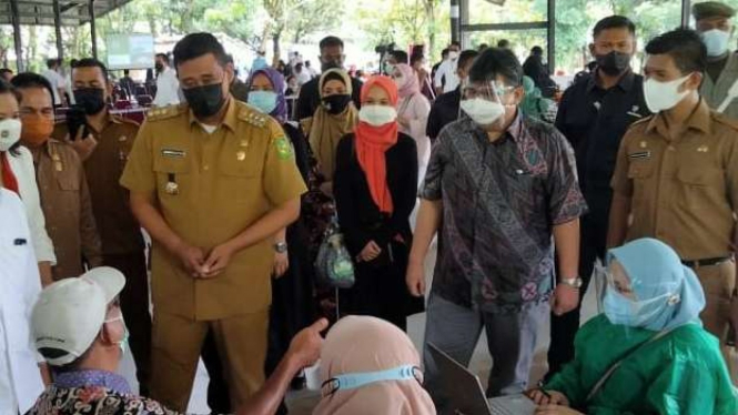 Wali Kota Medan Muhammad Bobby Afif Nasution meninjau vaksinasi massal.